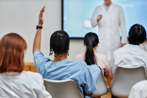 의학 세미나에서 청중에게 손을 들고 있는 젊은 흑인 의사 - nurse student black healthcare and medicine 뉴스 사진 이미지