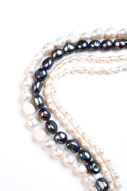 barokowe perły pasmo. naturalne słodkowodne czarno-białe perłowe koraliki na białym tle. widok z góry - freshwater pearl zdjęcia i obrazy z banku zdjęć