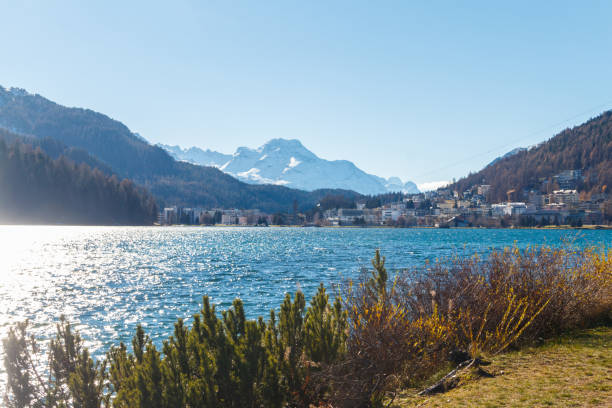 widok na jezioro sankt moritz w kantonie gryzonia, szwajcaria - st moritz mountain nature water zdjęcia i obrazy z banku zdjęć