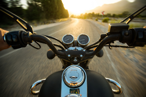 Viajar en motocicleta por las carreteras photo
