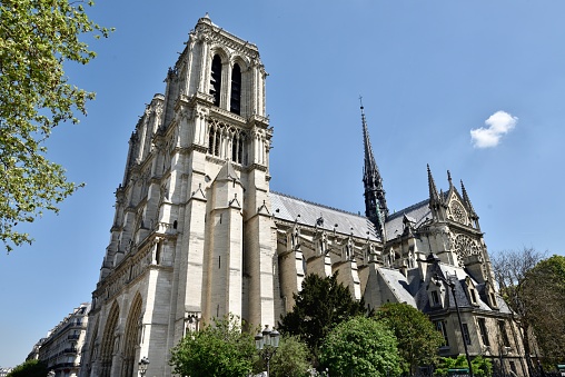 Lateral view of Notre Dame Cathedral. This temple is one of the most representative icons of the French capital, and one of its historic-artistic jewels, which attracts tens of thousands of visitors every year.