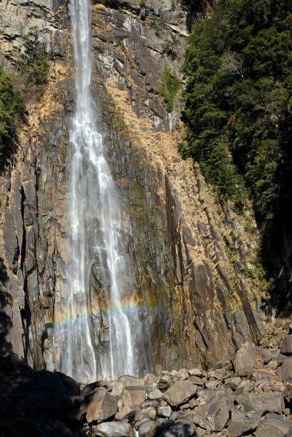 cachoeira nachi perto de kii-katsuura no japão em um dia ensolarado - higashimuro - fotografias e filmes do acervo