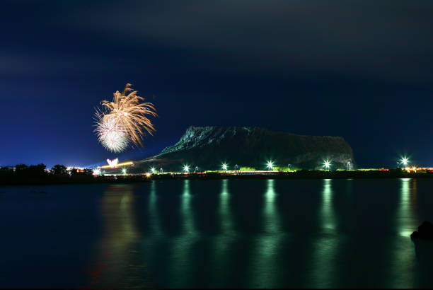 This is the scenery of the New Year's fireworks festival at Ilchulbong Peak, a famous tourist attraction in Jeju Island, South Korea.