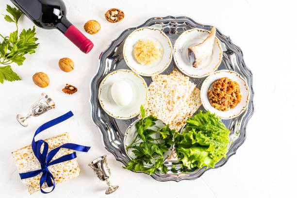 유월절을위한 전통적인 유대인 간식이 담긴 은판. 구운 계란, 양상추, 양 고추 냉이, 뼈, 견과류 및 matzah. 유대인 유월절의 상징. - passover judaism seder seder plate 뉴스 사진 이미지