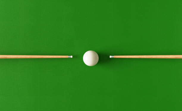 snooker concept - poolqueues und weißer poolball auf grünem billardtisch - snooker stock-fotos und bilder