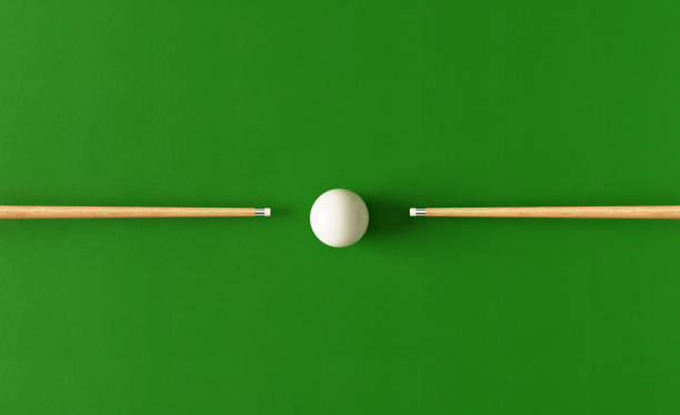 concepto de billar - tacos de billar y bola de billar blanca en mesa de billar verde - snooker fotografías e imágenes de stock