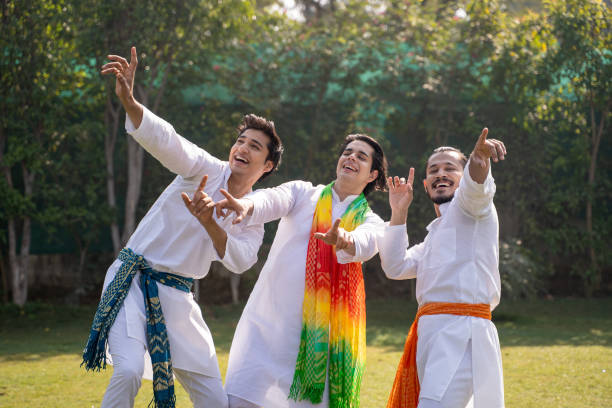 uomini indiani che ballano ad una festa di holi - bhangra foto e immagini stock