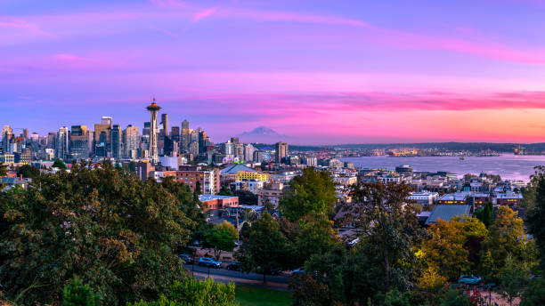 vue des toits de seattle, space needle et mount rainier au coucher du soleil depuis kerry park à washington - seattle skyline mt rainier space needle photos et images de collection