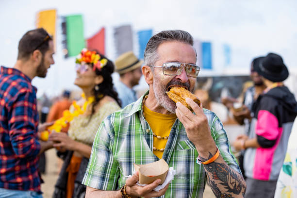 gustare il cibo in un festival - sausage roll foto e immagini stock