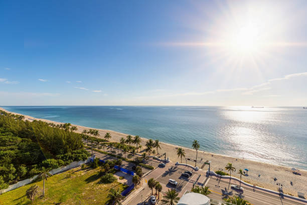 toma aérea con dron de la playa de fort lauderdale - fort lauderdale florida miami florida beach fotografías e imágenes de stock