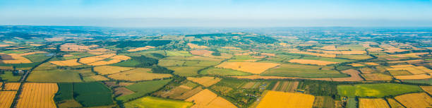 panorama aéreo sobre tierras agrícolas cultivos dorados campos de pasto verde - uk beauty in nature worcestershire vale of evesham fotografías e imágenes de stock