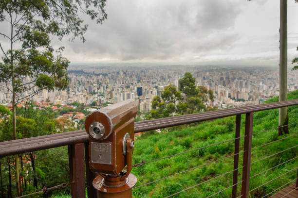 teleskop am aussichtspunkt mangabeiras mit blick auf die stadt belo horizonte, minas gerais, bei bewölktem tag - panamint range stock-fotos und bilder