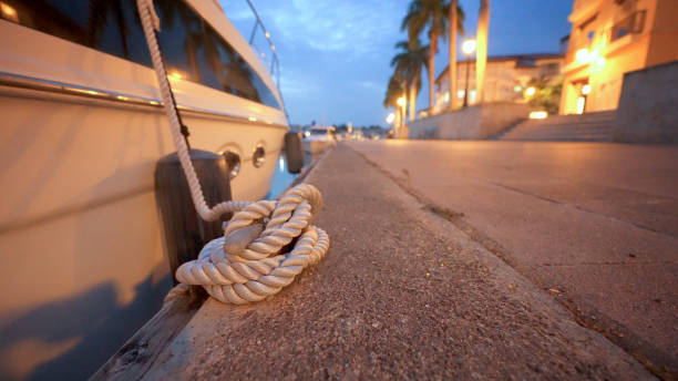 zbliżenie węzła linowego zacumowanej łodzi - moored nautical vessel tied knot sailboat zdjęcia i obrazy z banku zdjęć