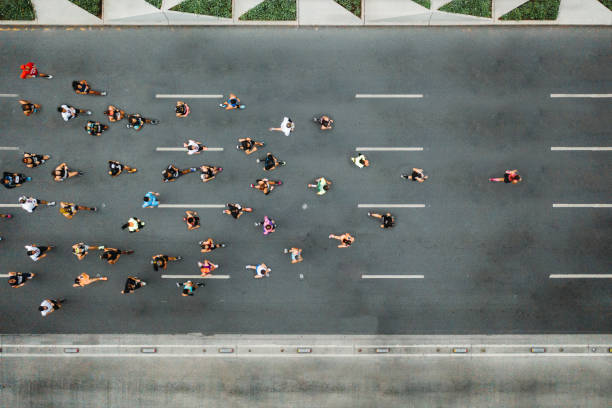 une personne mène le marathon - exercising running women jogging photos et images de collection