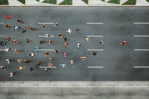 jedna osoba prowadząca maraton - marathon aerial view crowd running zdjęcia i obrazy z banku zdjęć