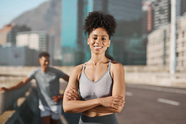 フィットネス、都市、トレーニング、ランニング、スポーツトレーニングのための路上での黒人女性のポートレート。マラソンのために練習したり運動したりする都会の町の道路での健康、� - marathon sport sports training city street ストックフォトと画像