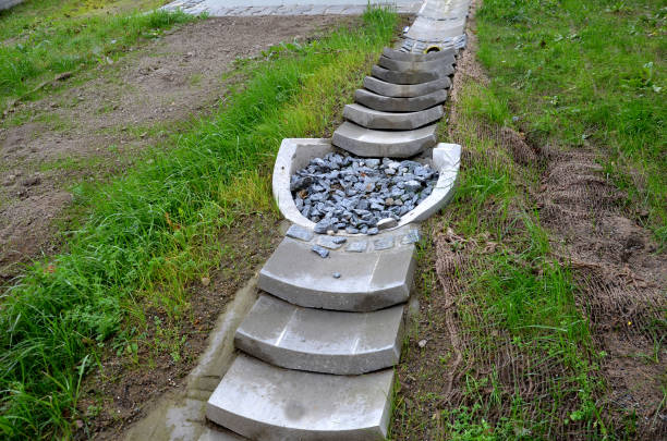 freeway bridge drainage. A sound-absorbing wall with holes lets water through. gutters collect water from gutter of water line. pipe with flexi rubber connection. slowing down flow water roughening, cascade,bellow drenaje del puente de la autopista. una pared fonoabsorbente con agujeros deja pasar el agua. las canaletas recogen el agua de la canaleta de la línea de agua. tubería con conexión de goma flexible. ralentización del flujo de agua áspera