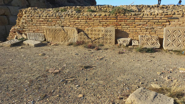 археологические раскопки тимгада - timgad стоковые фото и изображения