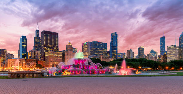 chicago city e fonte de buckingham ao pôr do sol em chicago, illinois - chicago fountain skyline night - fotografias e filmes do acervo