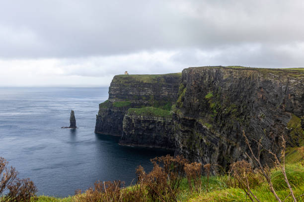 the cliffs of moher on a rainy and foggy day. ireland. - republic of ireland cliffs of moher cliff galway imagens e fotografias de stock