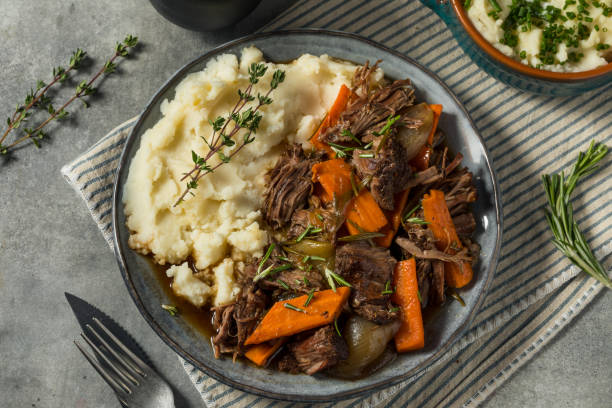 asado casero de ternera - pot roast fotografías e imágenes de stock