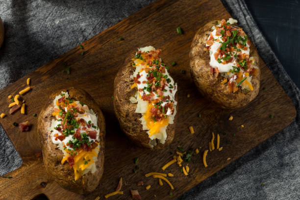 patatas al horno cargadas caseras - patata al horno fotografías e imágenes de stock