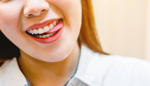 primo piano sorridente in clinica dentale. dentista che esamina i pazienti dei denti in clinica per una migliore salute dentale e un sorriso luminoso. concetto igienista di un sorriso sano e bello. - scrub brush immagine foto e immagini stock