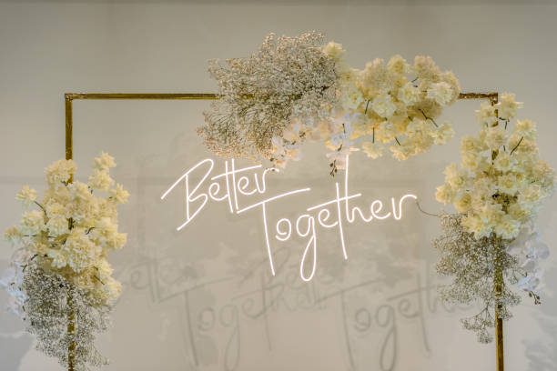 meglio insieme il testo su photo-wall. fiori decorati ad arco, verde. ricevimento di nozze. concetto di celebrazione. decorazioni in cerimonia di lusso nella sala ristorante. arredamento alla moda per feste nell'area banchetti. - wedding venue foto e immagini stock