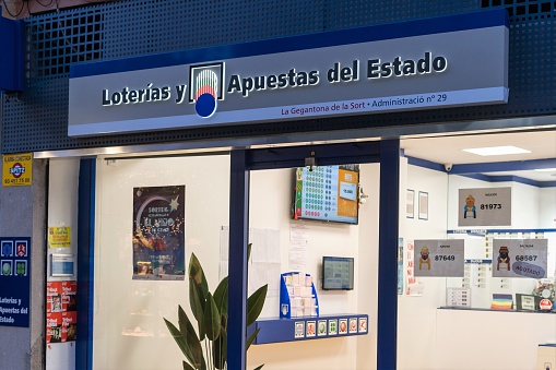 Badalona, Barcelona, España - 4 de enero de 2022. Logotipo y fachada de Loterías y Apuestas del Estado es un operador español de loterías y apuestas de titularidad pública