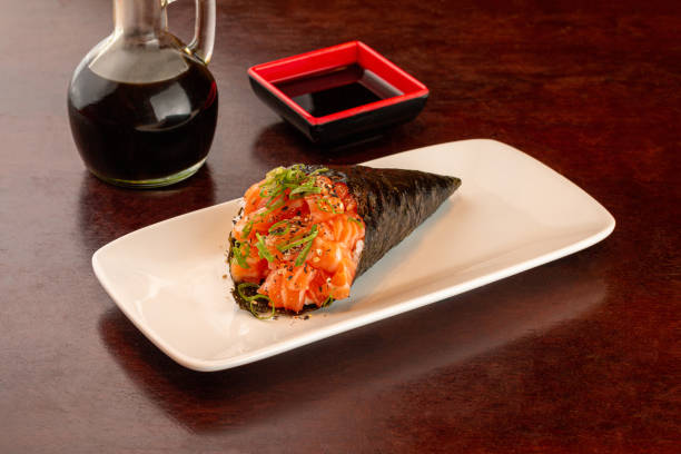salmone temaki con salsa sul tavolo. - temaki food sushi salmon foto e immagini stock