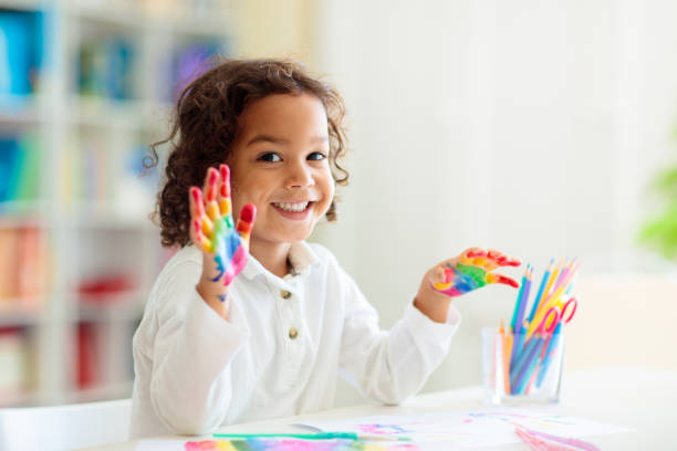 детский рисунок радуги. краска на руках. - child multi colored painting art стоковые фото и изображения