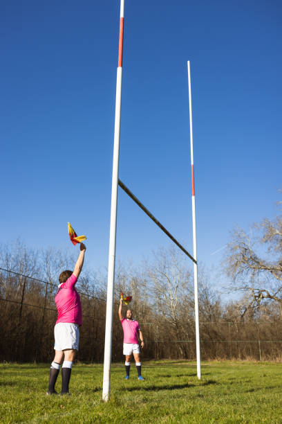 árbitros de rugby y penalti - rugby wooden post goal post rugby post fotografías e imágenes de stock