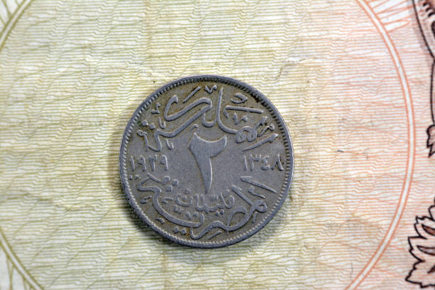 vieille pièce égyptienne ronde de deux séries de 2 millièmes 1929 ad 1348 ah représente le roi fouad ier d��’égypte sur l’avers et la valeur avec la date au verso, ancienne pièce égyptienne rétro vintage - farouk i photos et images de collection