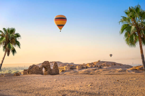 globo aerostático en el desierto - egypt fotografías e imágenes de stock