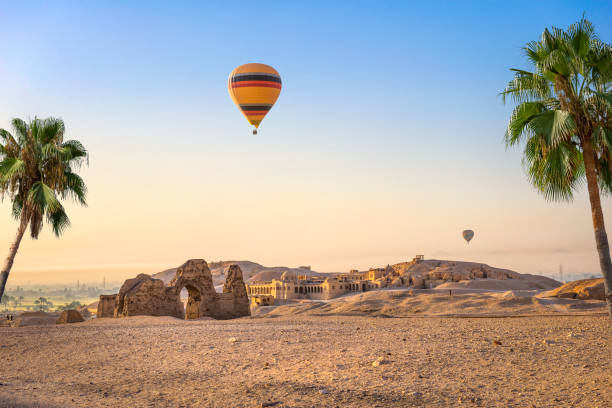 Air balloon in desert Hot air balloon over ruins of Hatshepsut temple in Luxor, Egypt egypt stock pictures, royalty-free photos & images