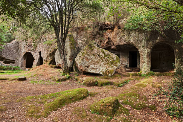 castel sant elia, viterbo, lazio, italy: tombs of the queen, over 2300 years old, in necropolis cavo degli zucchi, cemetery of the falisci, italic people allied to the etruscans - eternity spirituality landscape rock imagens e fotografias de stock