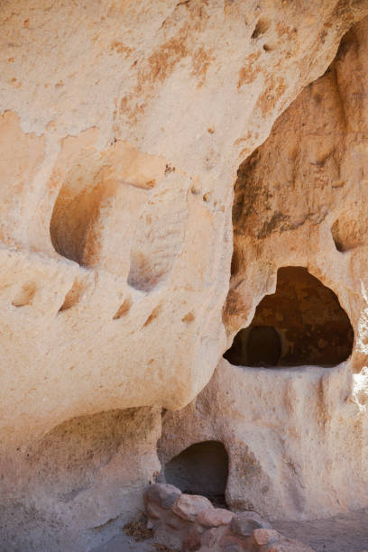 detail der architektonischen schnitzerei am bandelier national monument in new mexico, vereinigte staaten - bandelier national monument anasazi anasazi ruins photography stock-fotos und bilder