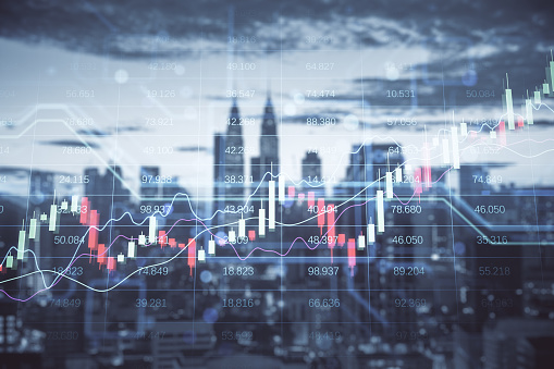 Concepto de inversión y comercio con gráfico financiero digital ascendente y diagramas sobre fondo borroso del horizonte de la ciudad, doble exposición photo