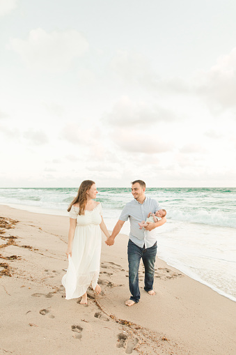 Foto mujer con vestido blanco parada en la playa durante el día – Imagen Naturaleza gratis en Unsplash Foto mujer con vestido blanco parada en la playa durante el día – Imagen Naturaleza gratis en Unsplash
