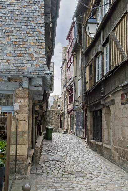 średniowieczne domy z muru pruskiego wzdłuż brukowanej ulicy w starożytnym mieście dinan - half way line zdjęcia i obrazy z banku zdjęć