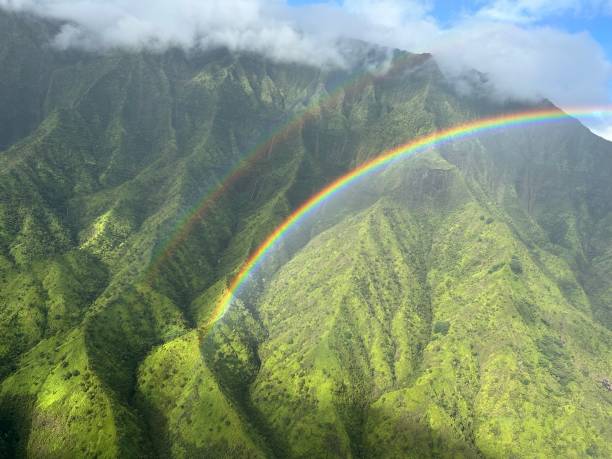 пышные скалы кауаи гавайи и радуга от вертолета - hawaii islands mountain kauai sea стоковые фото и изображения