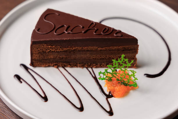bolo sacher sobremesa austríaca - sachertorte cake chocolate cake portion - fotografias e filmes do acervo