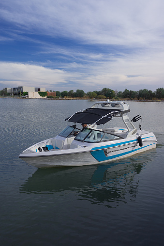 el marques, queretaro, 17 12 22, white sports boat in an artificial lake near the pier with blue sky during midday