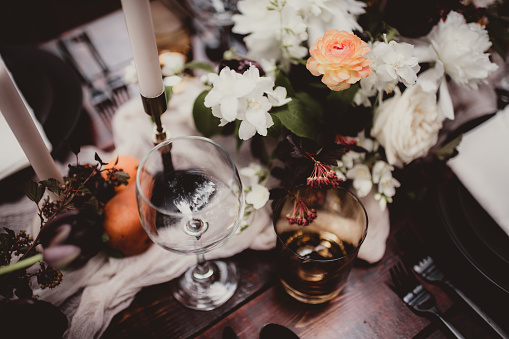 Elegant wedding table setting with flowers
