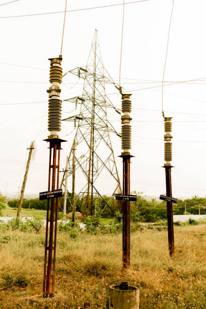 scaricatori di fulmini da 110 kv presso la sottostazione elettrica. - british indian ocean territory foto e immagini stock