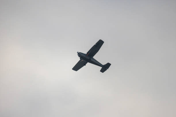 cessna 172b skyhawk. aviones ligeros - skyhawk fotografías e imágenes de stock