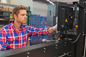 junger-arbeiter-mit-computer-in-industrieller-produktionslinie.jpg?b=1&s=170x170&k=20&c=7YeYxw3cTJEOxwDoy3UqbKvb6uSvNyMPKV0pl4I7ioo=