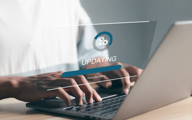 Businessman working and Installing update process. Software update or operating system upgrade to keep the device up to date with added functionality in new version and improve security. empresario trabajando e instalando el proceso de actualización. actualización de software o actualización del sistema operativo para mantener el dispositivo actualizado con funcionalidad adicional en la nueva versión y mejorar la seguridad.
