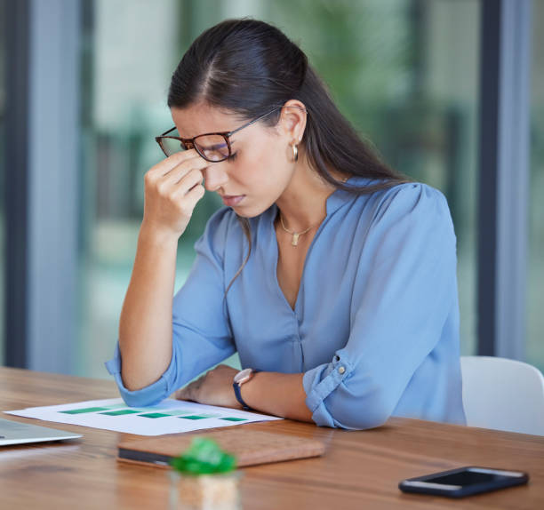 Tired, stress and headache business woman with marketing statistics, budget report and company finance management risk. burnout, depression or glasses vision problem of corporate worker and paperwork mujer de negocios cansada, con estrés y dolor de cabeza con estadísticas de marketing, informe de presupuesto y riesgo de gestión financiera de la empresa. agotamiento, depresión o problemas de visión de gafas del trabajador corporativo y papeleo