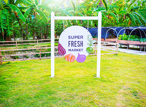 Super fresh market sign post iun front of organic market